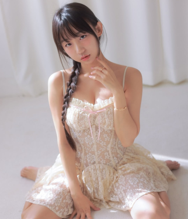 Gặp sự cố trang phục khi quay video, nữ YouTuber gợi cảm suýt hớ hênh, may 