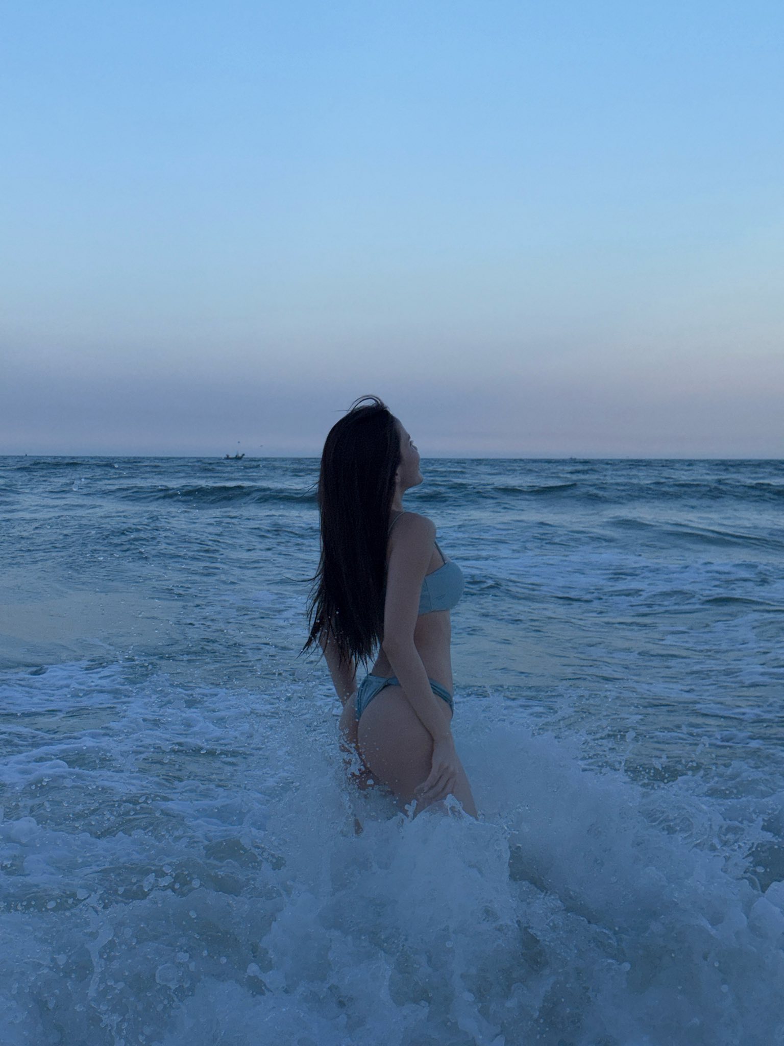 Hot girl họ Thiều khởi động đường đua bikini 2026: Vóc dáng chuẩn chỉnh khiến biển xanh cũng phải 