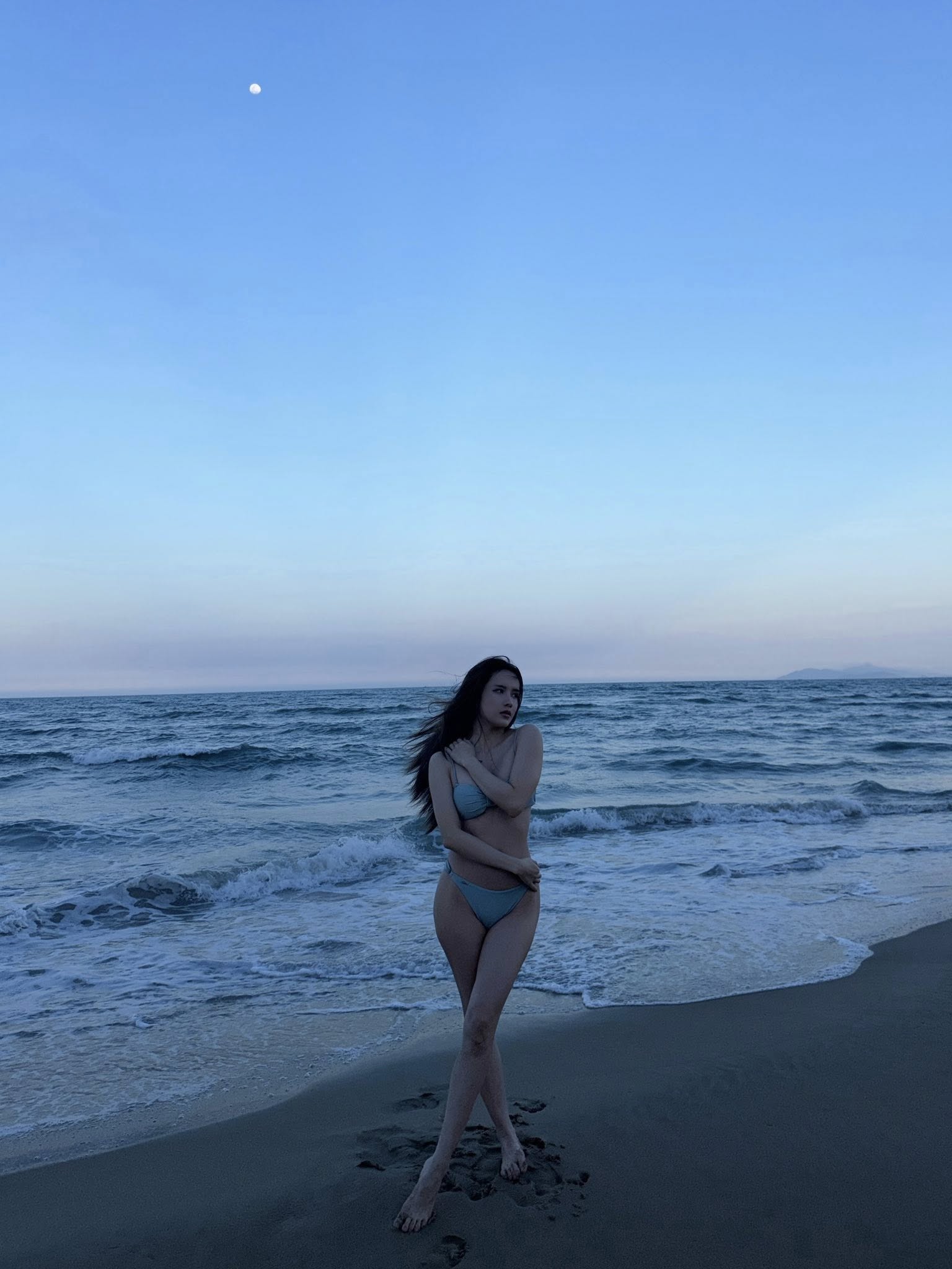 Hot girl họ Thiều khởi động đường đua bikini 2026: Vóc dáng chuẩn chỉnh khiến biển xanh cũng phải 