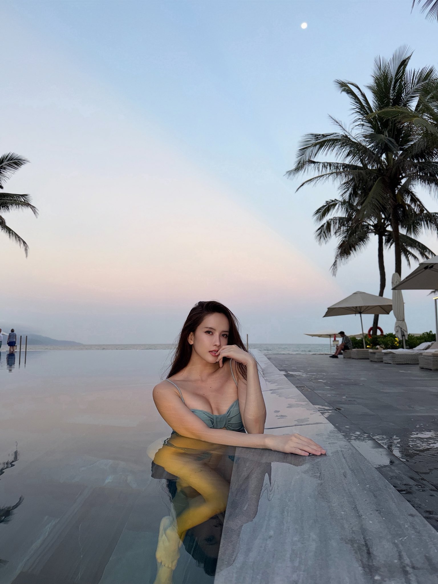 Hot girl họ Thiều khởi động đường đua bikini 2026: Vóc dáng chuẩn chỉnh khiến biển xanh cũng phải 