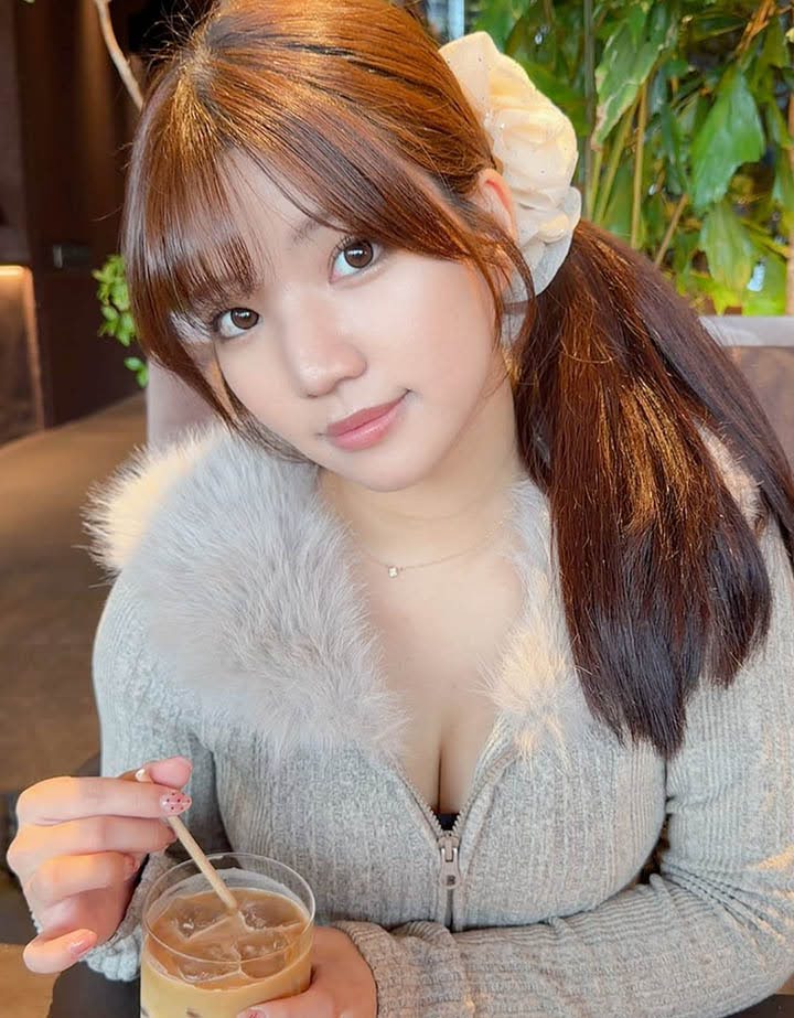 Làm clip nấu ăn, hot girl khiến cả trăm ngàn fan “xem không rời mắt”