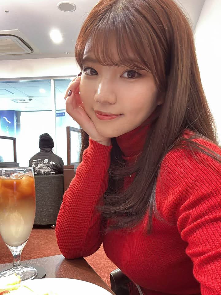 Làm clip nấu ăn, hot girl khiến cả trăm ngàn fan “xem không rời mắt”