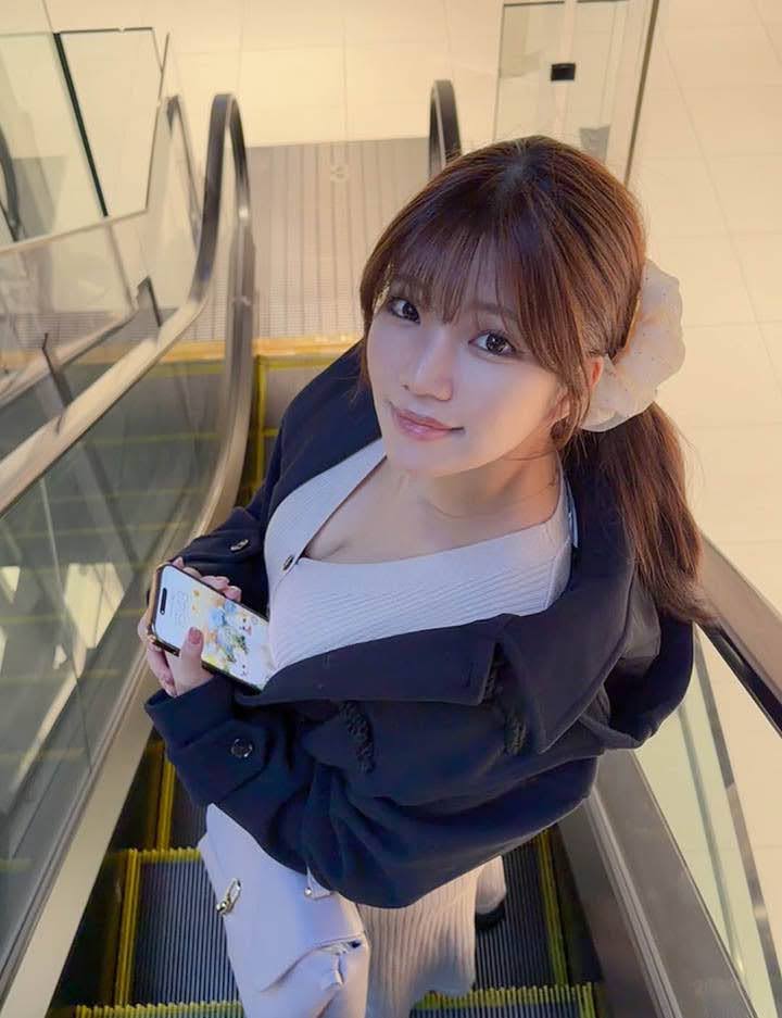 Làm clip nấu ăn, hot girl khiến cả trăm ngàn fan “xem không rời mắt”