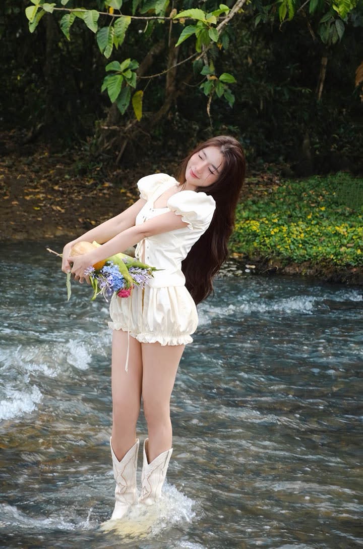 Khoe ảnh đi picnic, hot girl khiến fan ráo riết “xin info”