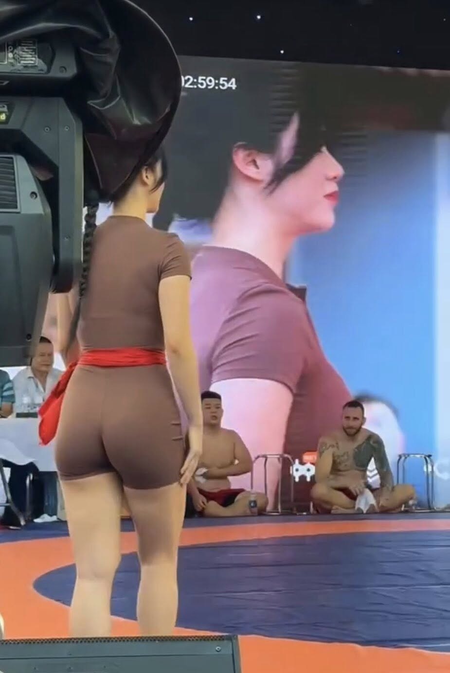 Thực hư câu chuyện hot girl 