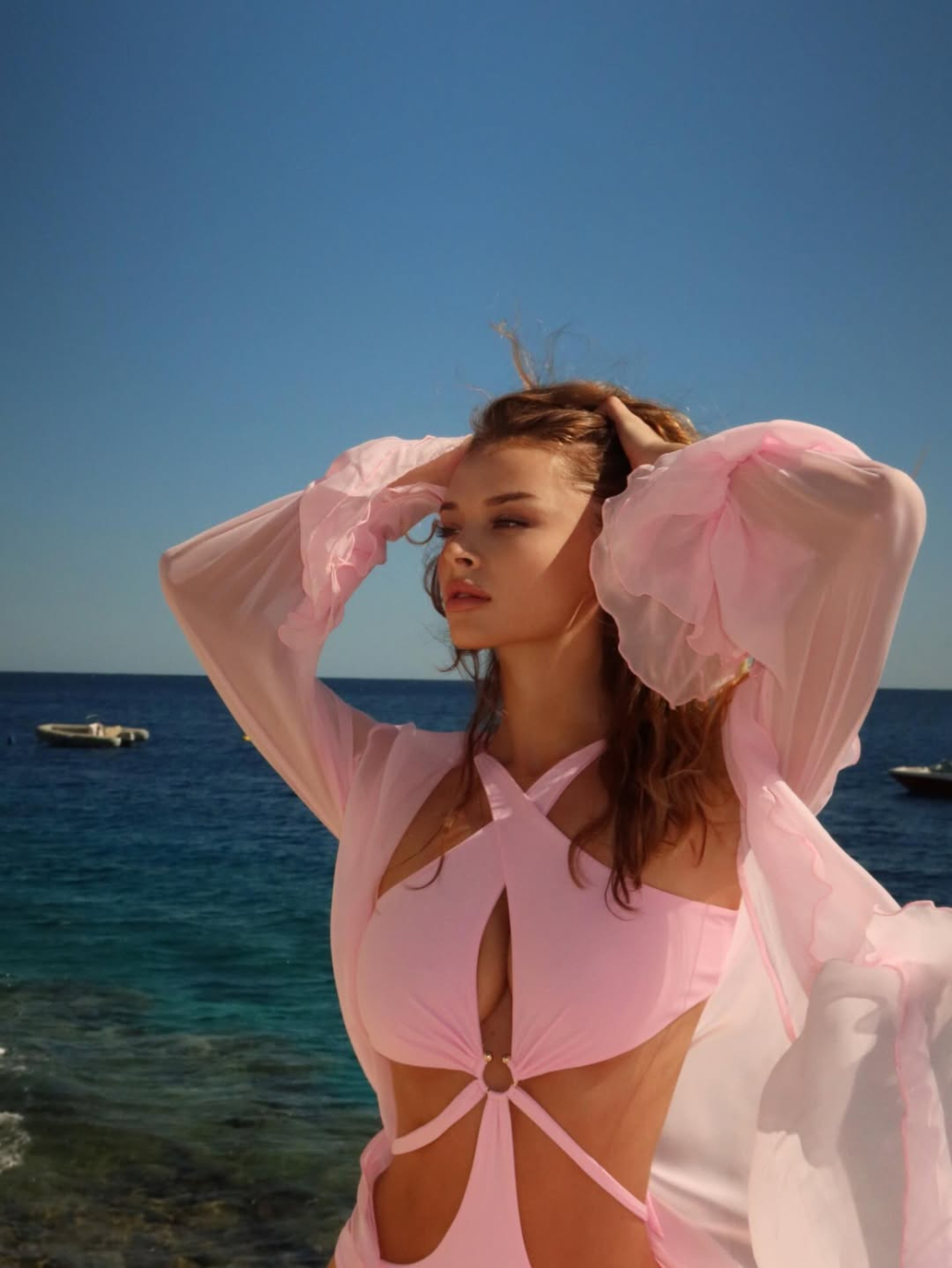 Mỹ nhân The Bachelor 2025 gây sốt với bộ ảnh bikini bên bờ biển: Nhan sắc kẹo ngọt cùng body vạn người mê