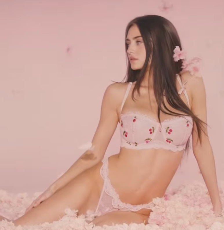 Thiên thần Victoria's Secret cùng con gái 21 tuổi tung bộ ảnh nội y cực cháy