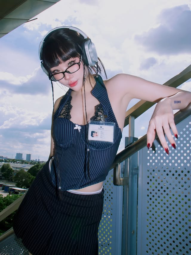 Chụp ảnh trên tàu điện, hot girl bất ngờ viral nhờ phong cách giống hệt nhân vật game