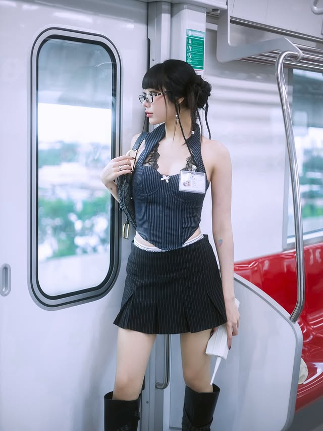 Chụp ảnh trên tàu điện, hot girl bất ngờ viral nhờ phong cách giống hệt nhân vật game