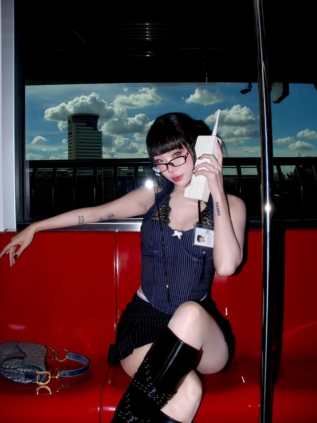 Chụp ảnh trên tàu điện, hot girl bất ngờ viral nhờ phong cách giống hệt nhân vật game