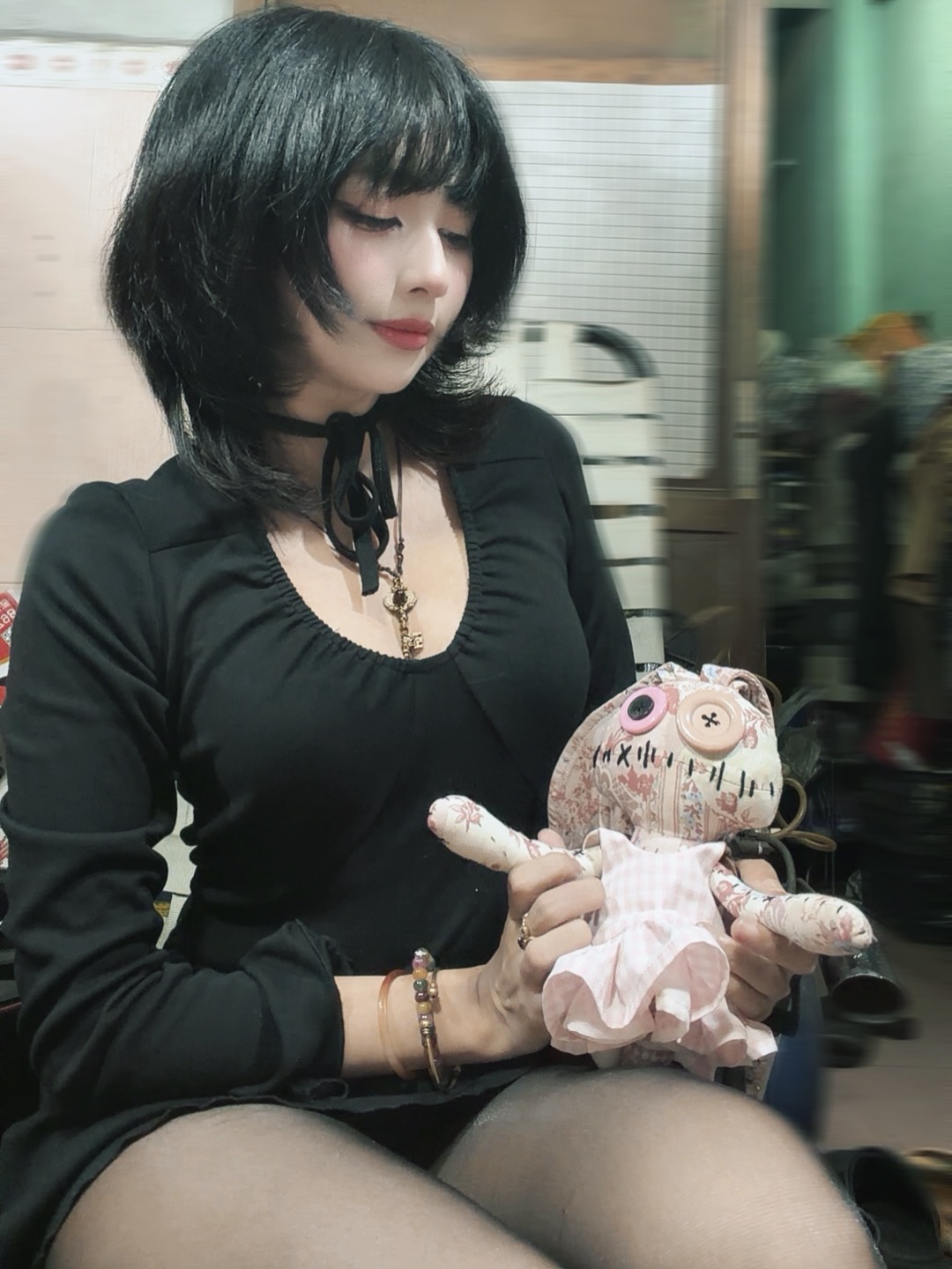 Đăng ảnh xem tarot nhưng hot girl Mercury Nguyen lại khiến dân mạng 