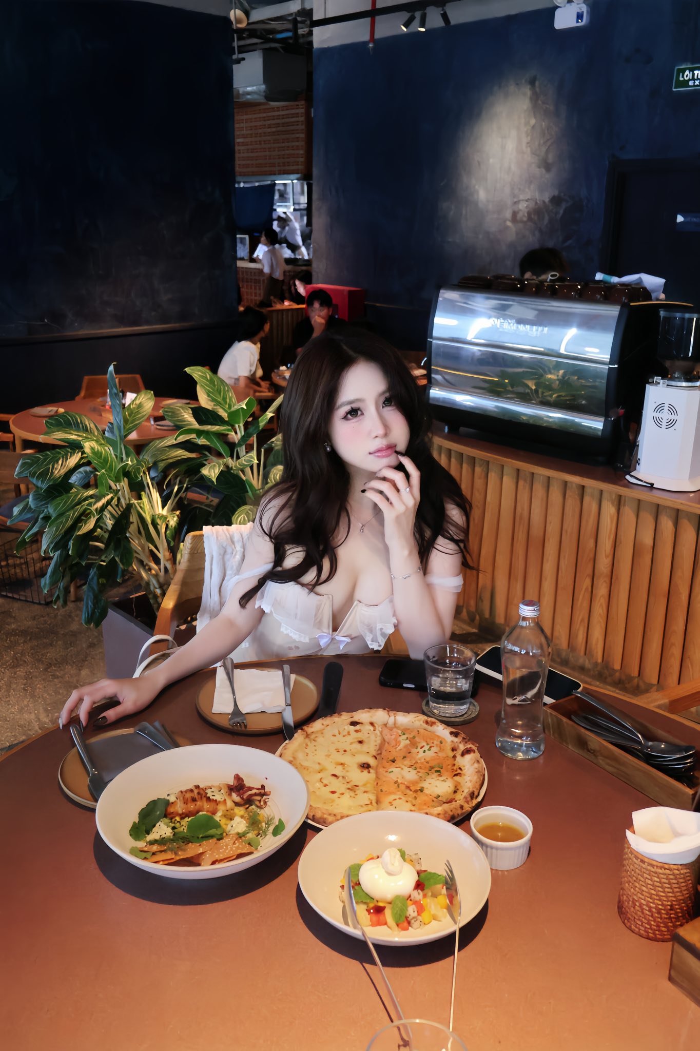 Tự tin thả dáng dịp 8/3, có lẽ hot girl này chính là bông hoa đẹp nhất