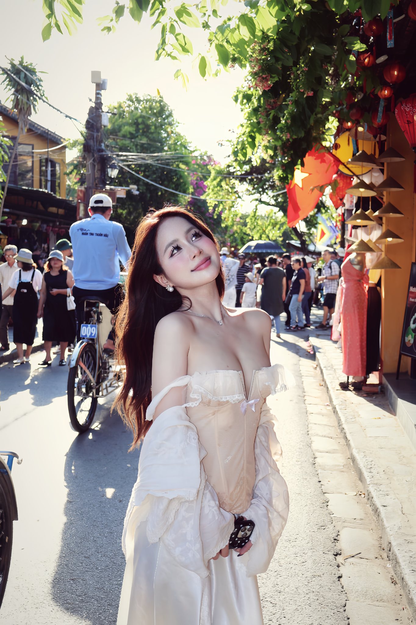 Tự tin thả dáng dịp 8/3, có lẽ hot girl này chính là bông hoa đẹp nhất