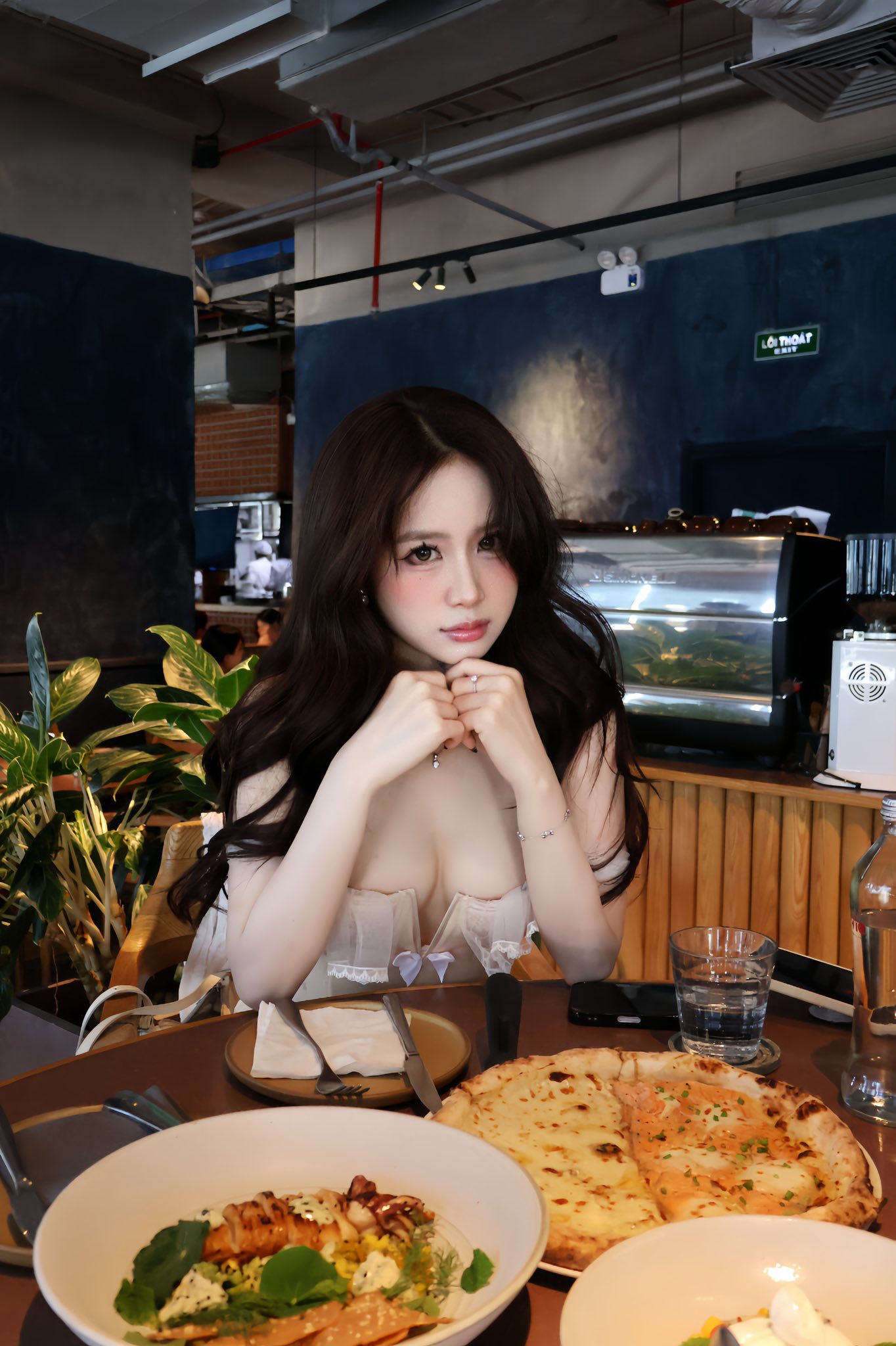 Tự tin thả dáng dịp 8/3, có lẽ hot girl này chính là bông hoa đẹp nhất