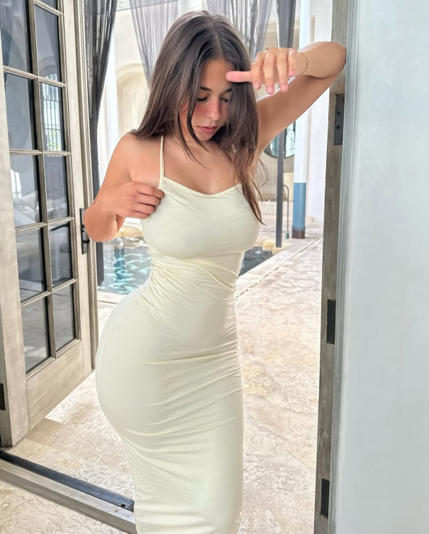 Chỉ bán ảnh quyến rũ của bản thân, nàng hot girl công khai thu nhập gây sốc, con số lên tới gần 300 tỷ