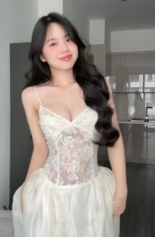 Gái xinh bất ngờ lên xu hướng nhờ khoe 