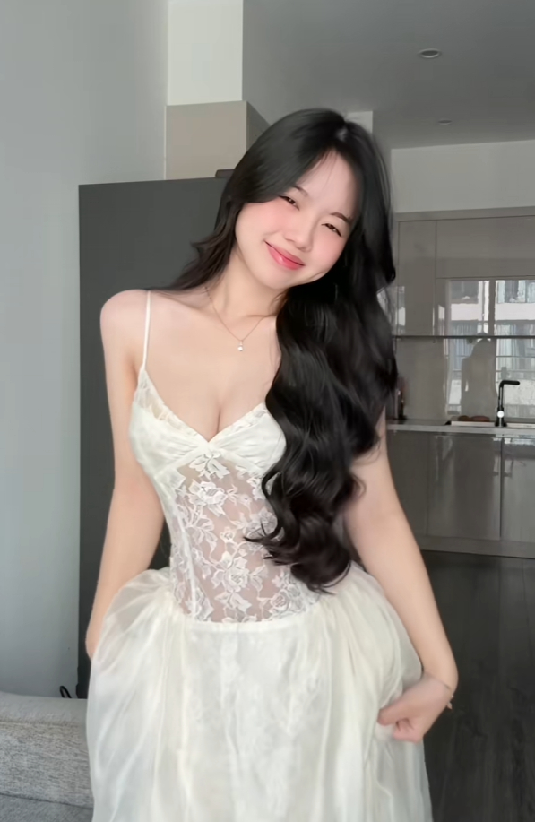 Gái xinh bất ngờ lên xu hướng nhờ khoe 