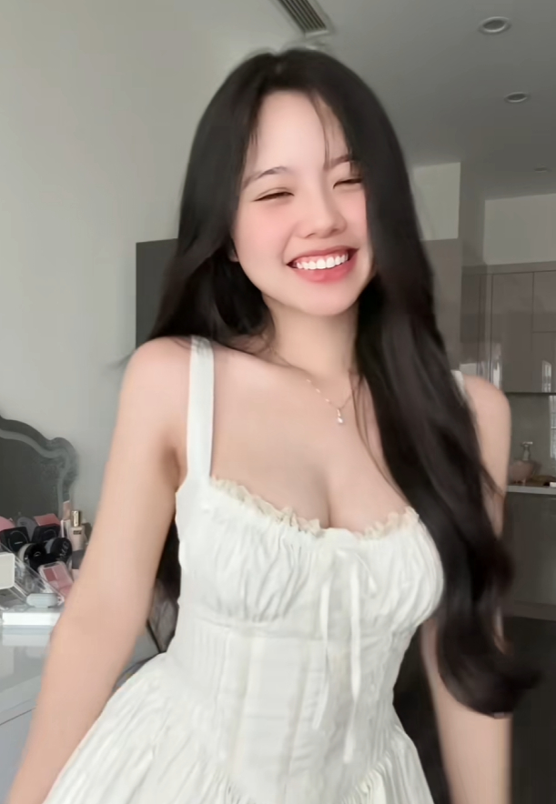 Gái xinh bất ngờ lên xu hướng nhờ khoe 