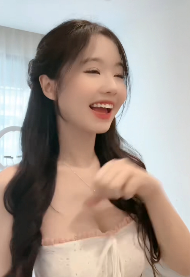 Gái xinh bất ngờ lên xu hướng nhờ khoe 
