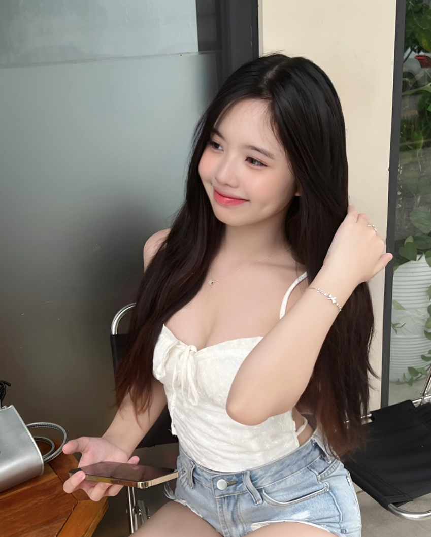 Gái xinh bất ngờ lên xu hướng nhờ khoe 