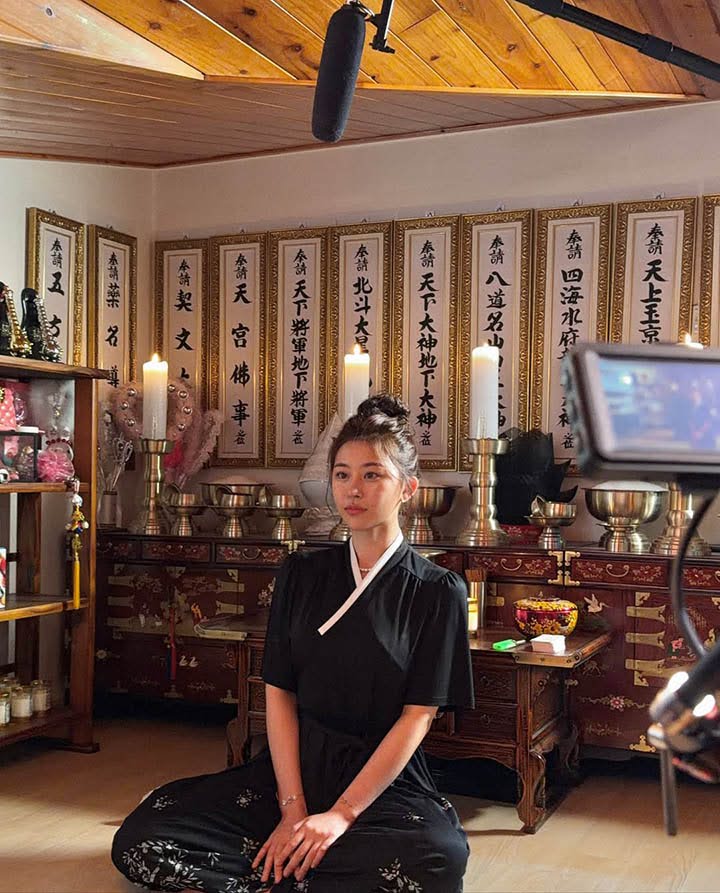 Cận cảnh nhan sắc “nữ pháp sư đẹp nhất Hàn Quốc” khiến dân tình xôn xao