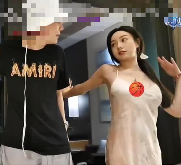 Cố tình chiêu trò để hút view, nữ streamer gặp sự cố trang phục đáng trách, nhận án phạt 