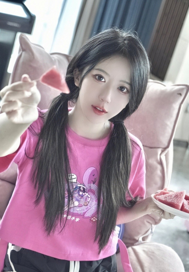 Cố tình chiêu trò để hút view, nữ streamer gặp sự cố trang phục đáng trách, nhận án phạt 