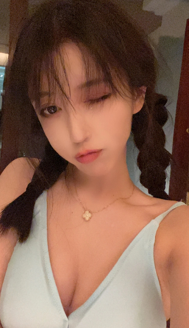 Cố tình chiêu trò để hút view, nữ streamer gặp sự cố trang phục đáng trách, nhận án phạt 