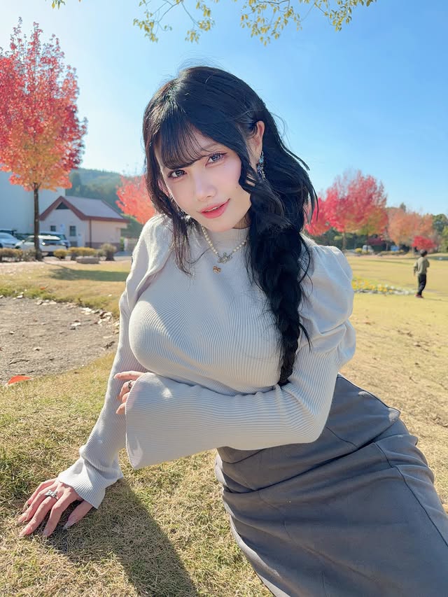 Rũ bỏ hình ảnh kín đáo thường ngày, hóa ra đây là cách coser này