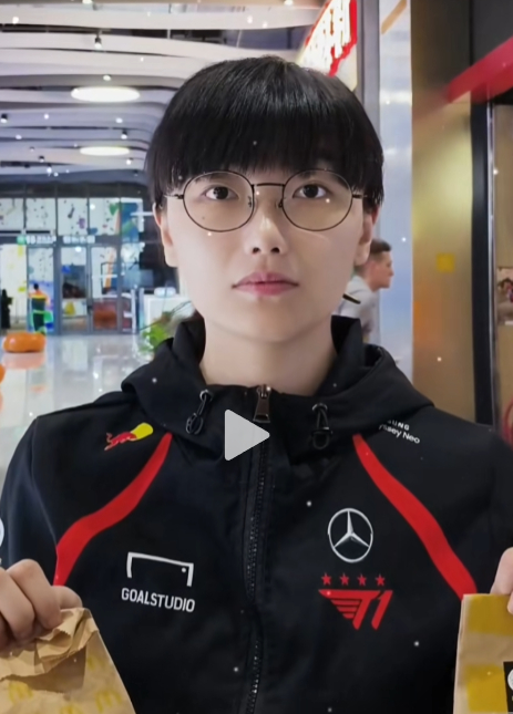 Thậm chí cô từng được không ít fan T1 chú ý.