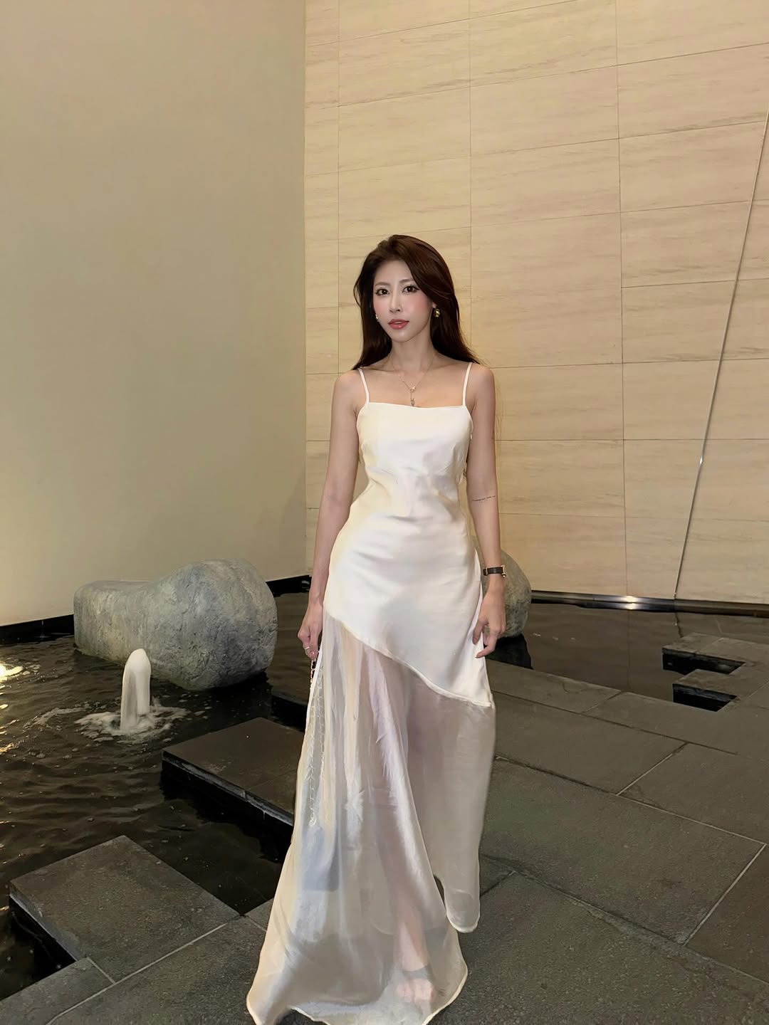 Thả dáng bên hồ bơi, hot girl khiến vô số anh em xao xuyến, 