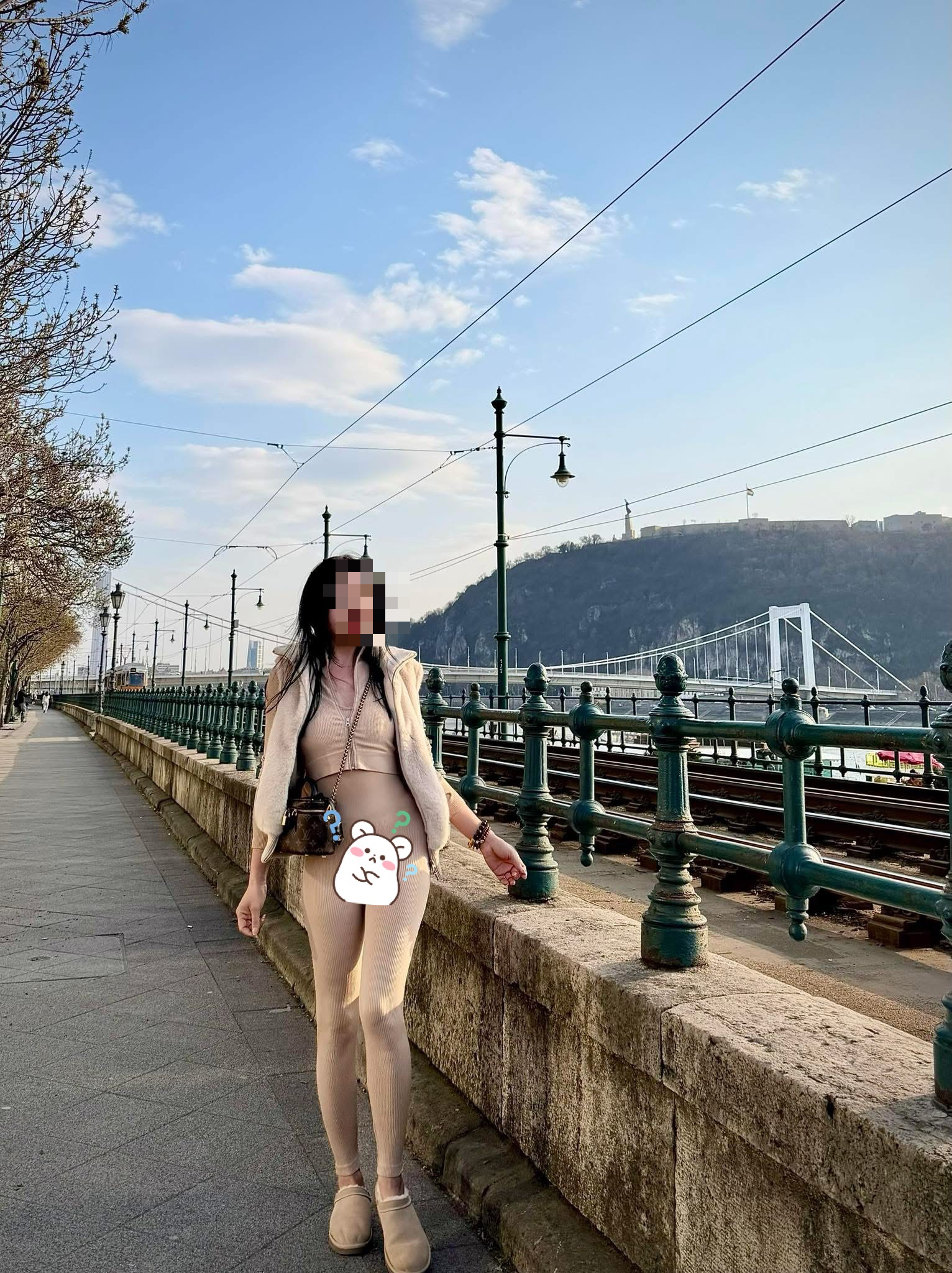 Bó sát lại còn màu nude, bộ trang phục thị phi khiến chính chủ lộ khoảnh khắc nhạy cảm giữa phố. Thời trang hay thảm họa?