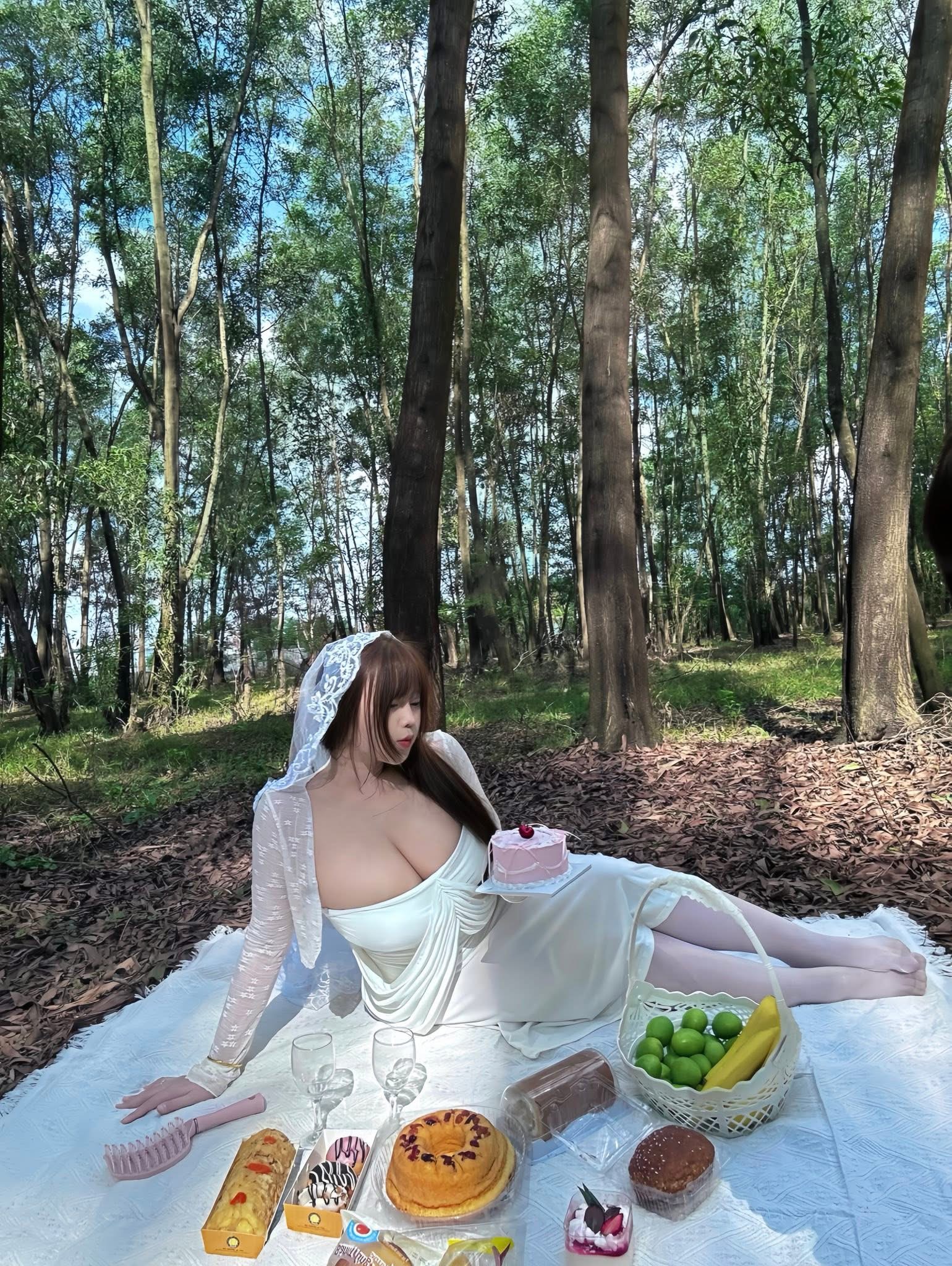 Lý giải sức hút Pi Tiên, hot girl tự kiến tạo luật chơi, fan nguyện chung thuỷ cả đời