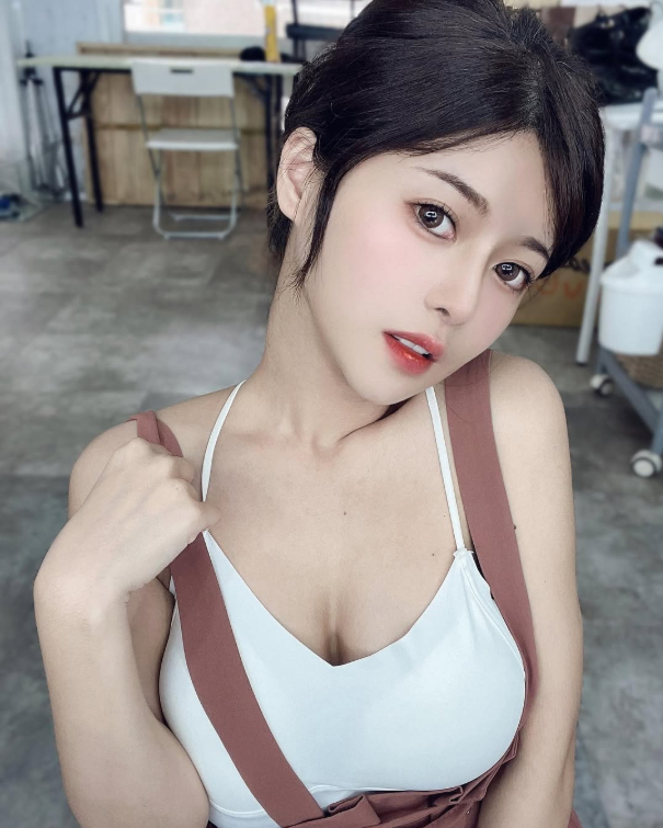 Bán kẹo hồ lô ngoài chợ, nàng hot girl gợi cảm bỗng nổi như cồn, tăng hơn 400.000 follow