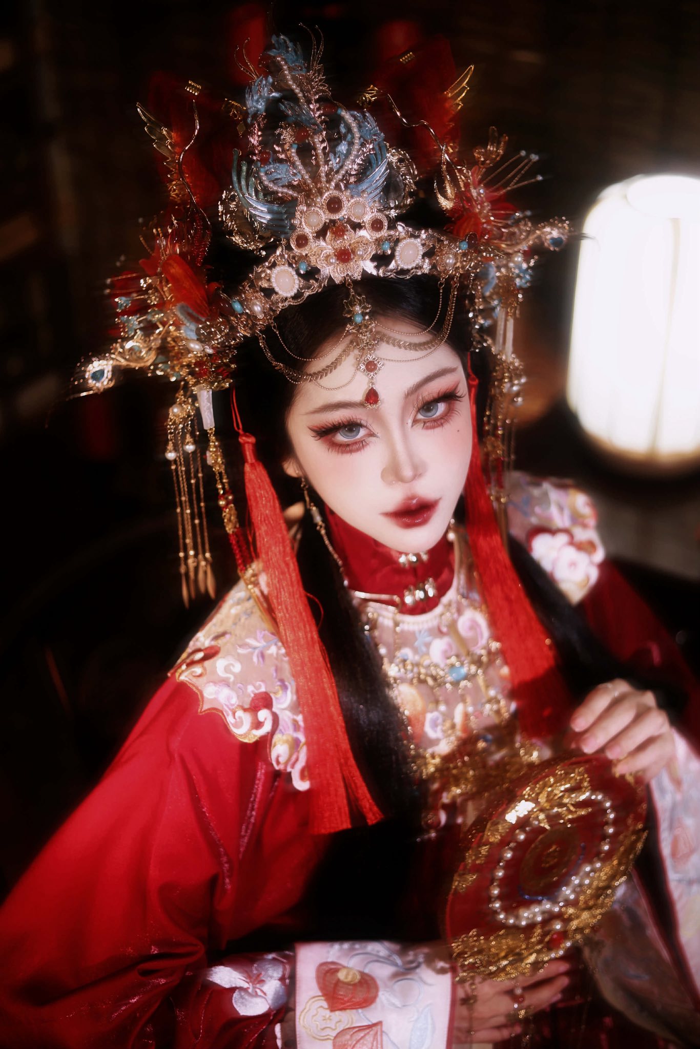 Xuyên không thành hoàng hậu, nữ coser khiến fan mê mệt với màn biến hình 