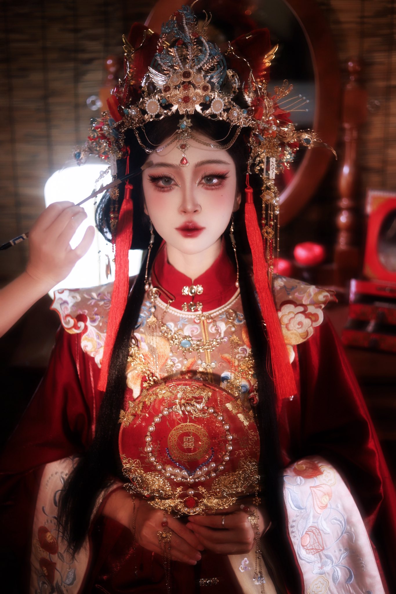 Xuyên không thành hoàng hậu, nữ coser khiến fan mê mệt với màn biến hình 