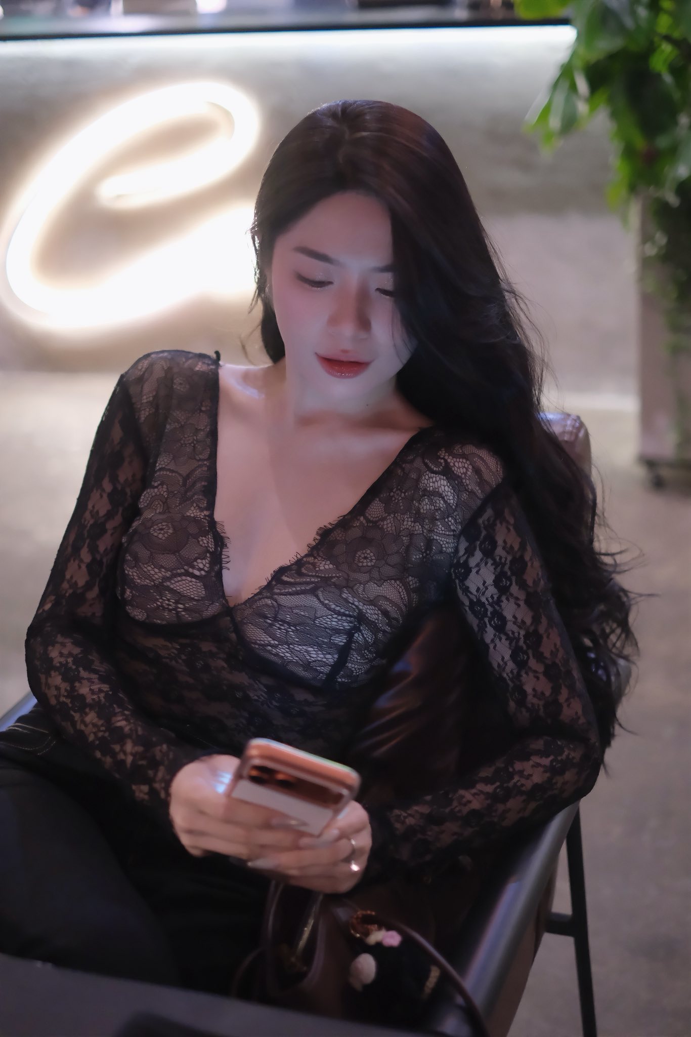 Nhờ chọn giúp ảnh đẹp, hot girl vô tình làm khó cộng đồng mạng với nhan sắc 