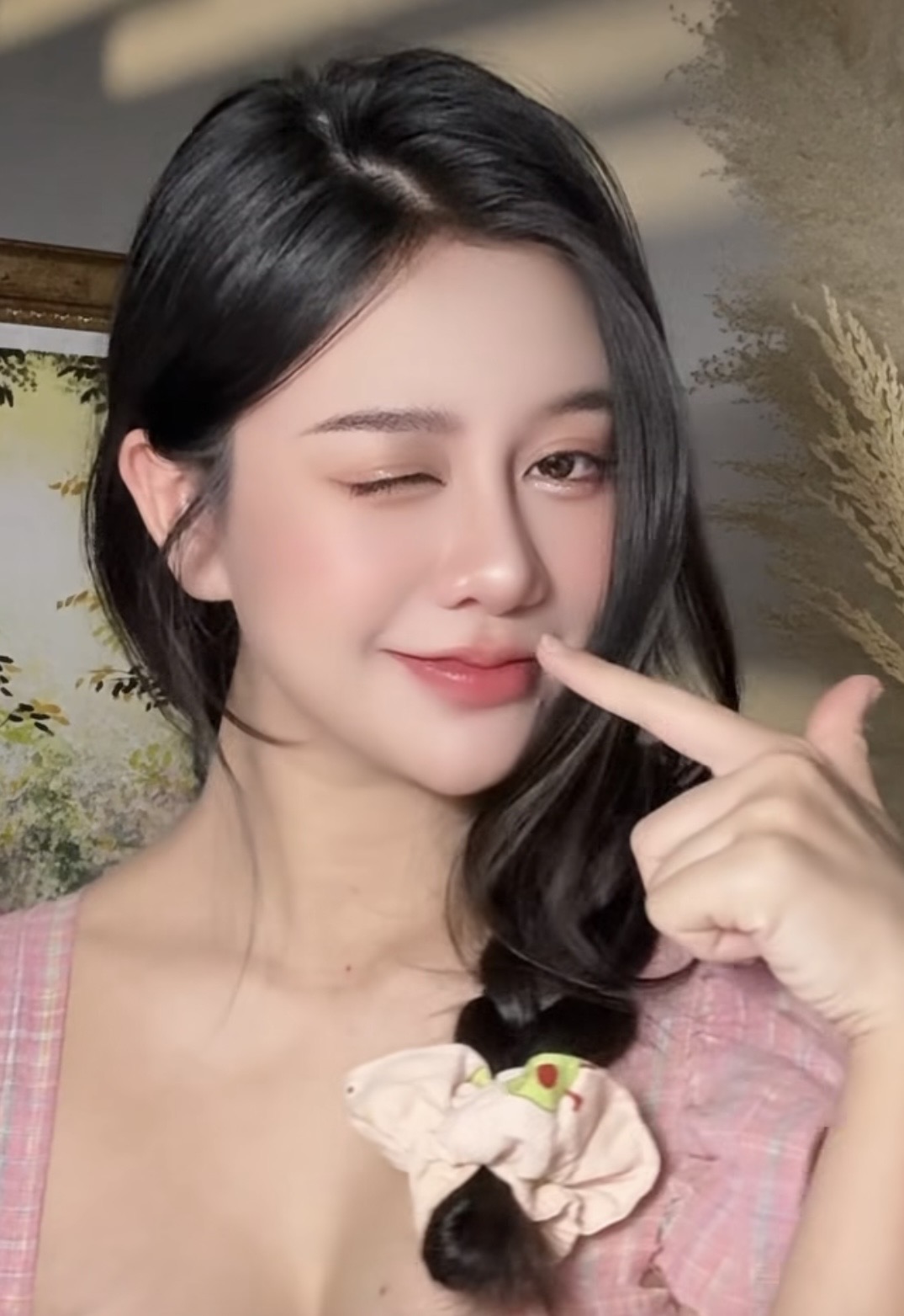 Quá xinh đẹp, nữ hoạ sĩ có nỗi khổ, cứ đăng bài là bị gắn mác 