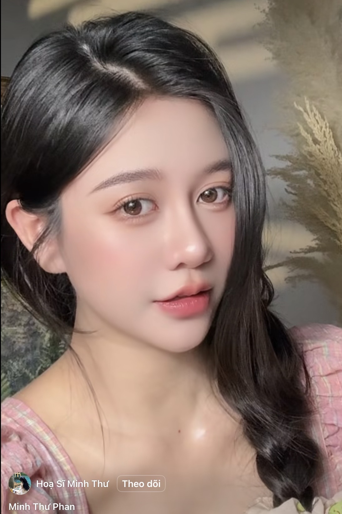 Quá xinh đẹp, nữ hoạ sĩ có nỗi khổ, cứ đăng bài là bị gắn mác 