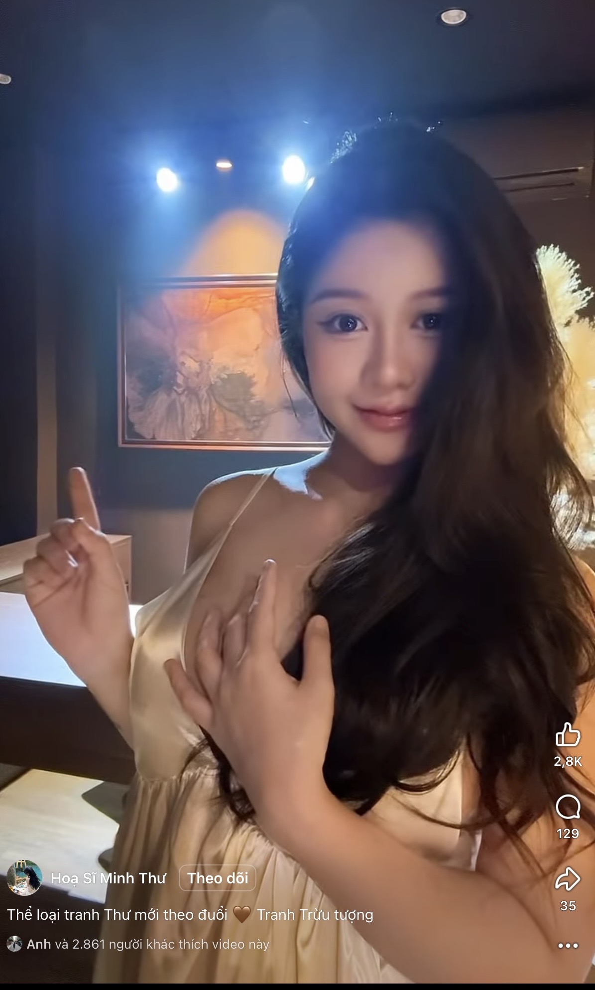 Quá xinh đẹp, nữ hoạ sĩ có nỗi khổ, cứ đăng bài là bị gắn mác 