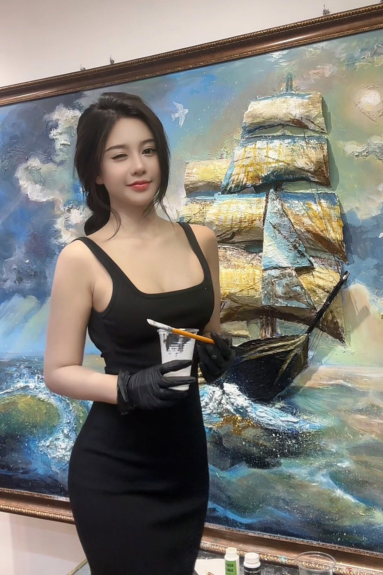 Quá xinh đẹp, nữ hoạ sĩ có nỗi khổ, cứ đăng bài là bị gắn mác 