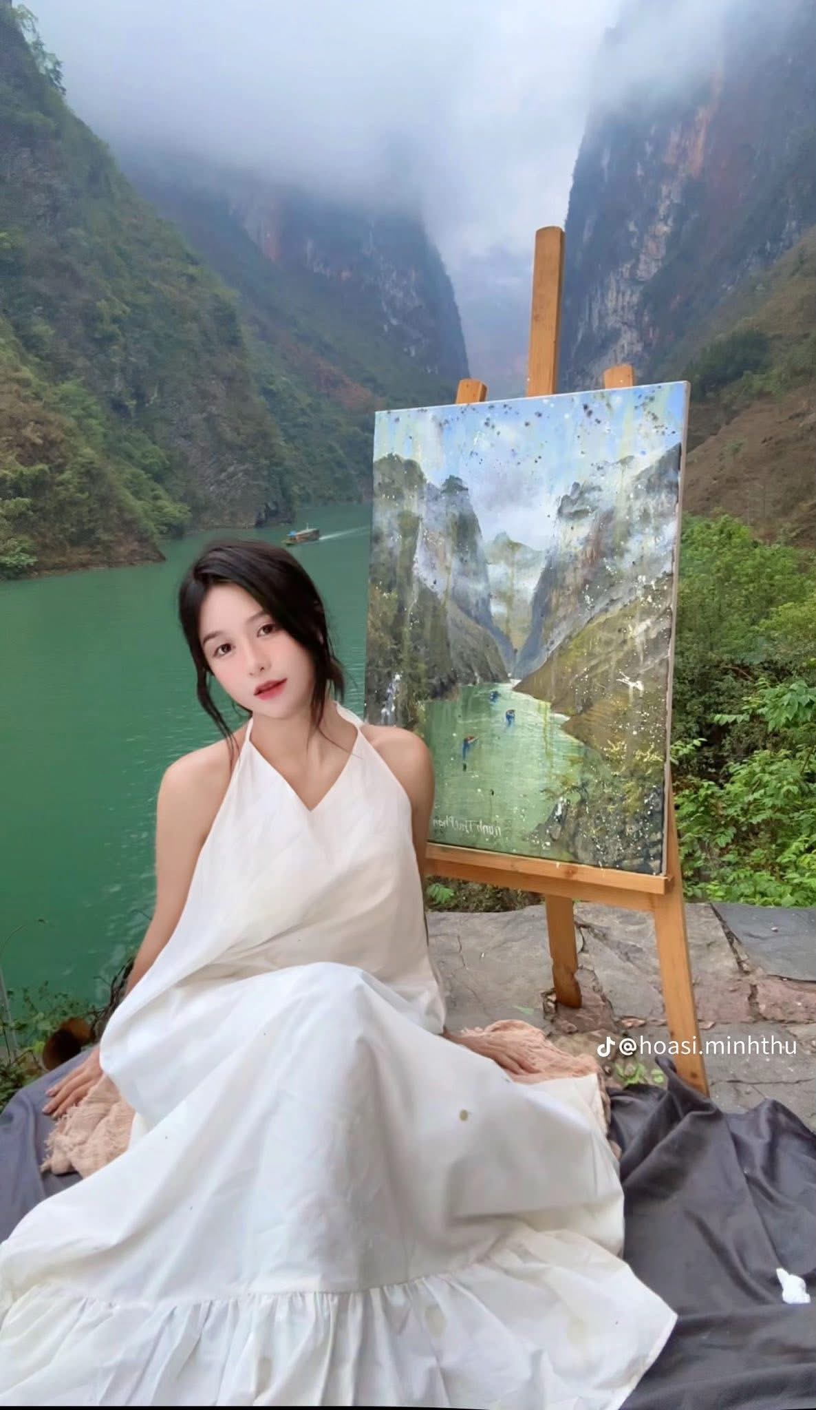 Quá xinh đẹp, nữ hoạ sĩ có nỗi khổ, cứ đăng bài là bị gắn mác 