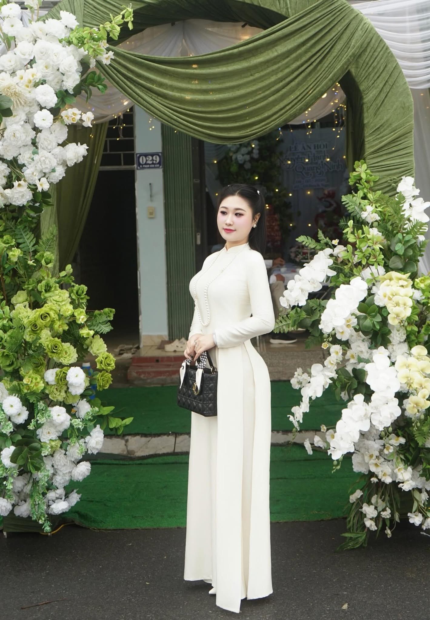 Quá nổi bật trong đám cưới, cô gái bị chỉ trích 