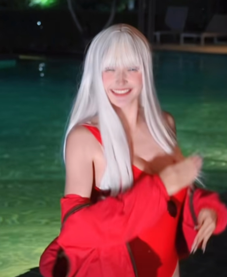 Biến hình thành Gojo Satoru bên hồ bơi, hóa ra đây là cách nữ coser 2 triệu follow 