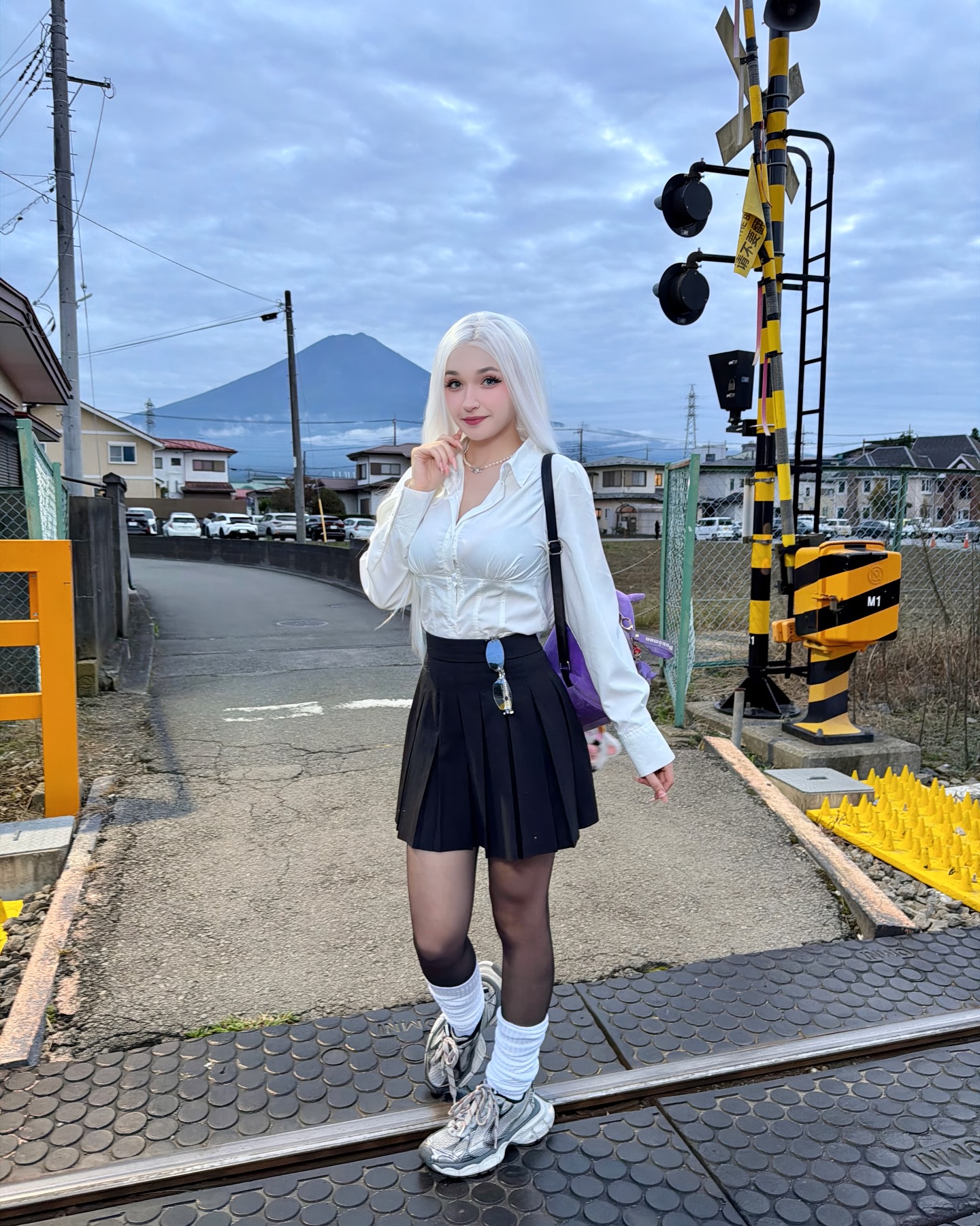 Biến hình thành Gojo Satoru bên hồ bơi, hóa ra đây là cách nữ coser 2 triệu follow 