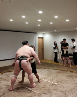 Đấu vật với sumo, hot girl xinh đẹp khiến tất cả thích thú