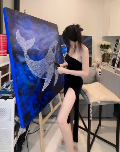 Vóc dáng như siêu mẫu của nữ họa sĩ Thái Lan, hóa ra 