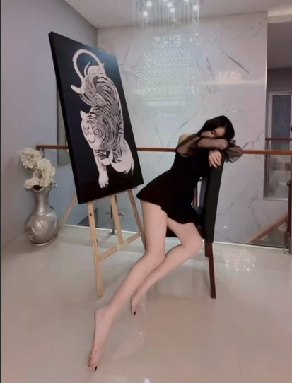 Vóc dáng như siêu mẫu của nữ họa sĩ Thái Lan, hóa ra 