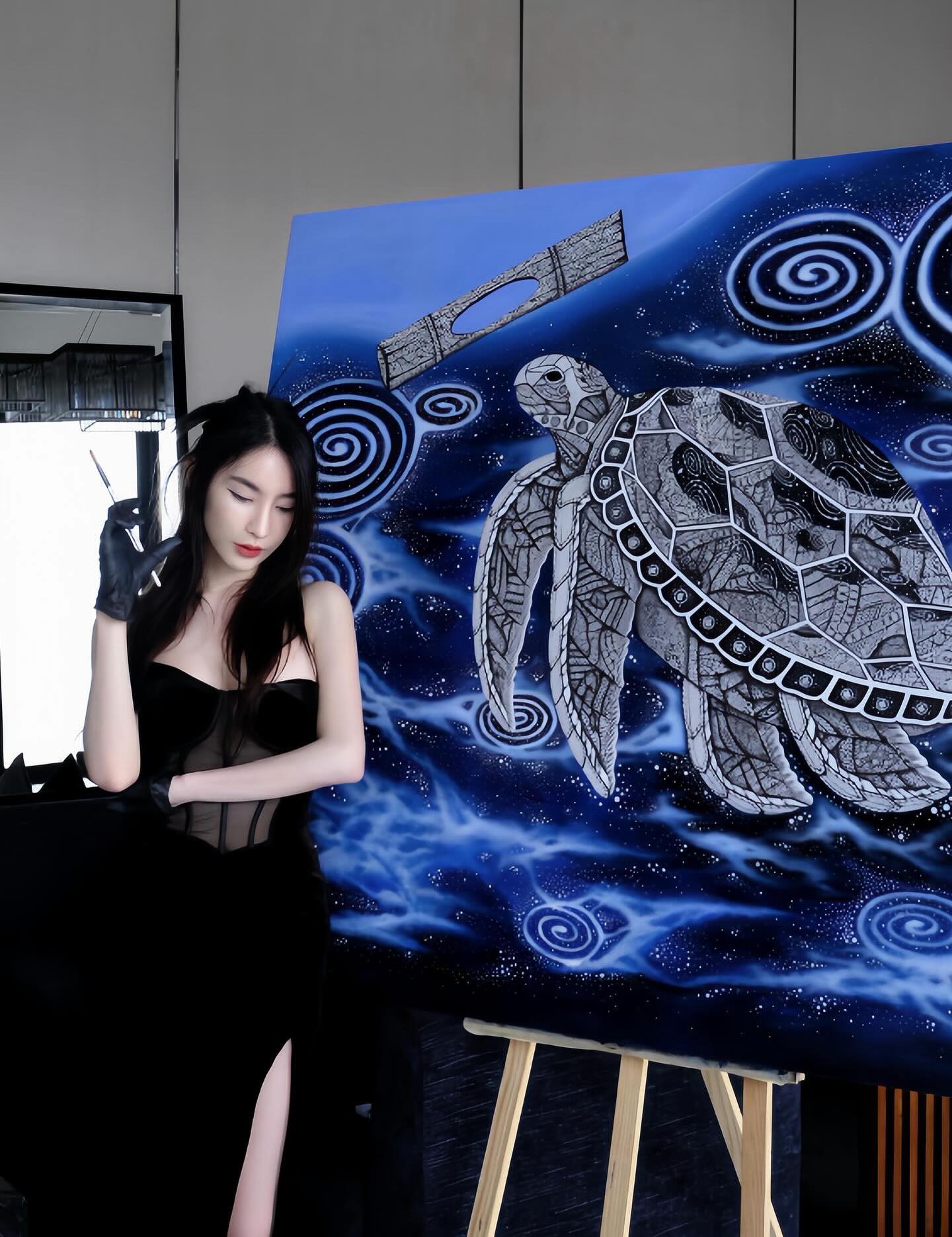 Vóc dáng như siêu mẫu của nữ họa sĩ Thái Lan, hóa ra 