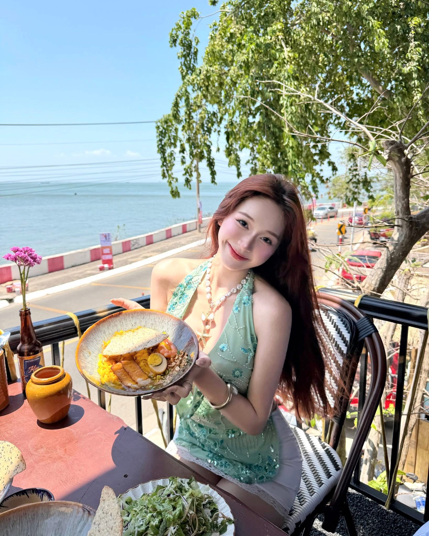 Sau màn diện đồ Siêu nhân hồng tại Concert, hot girl lại khiến cộng đồng mạng bất ngờ